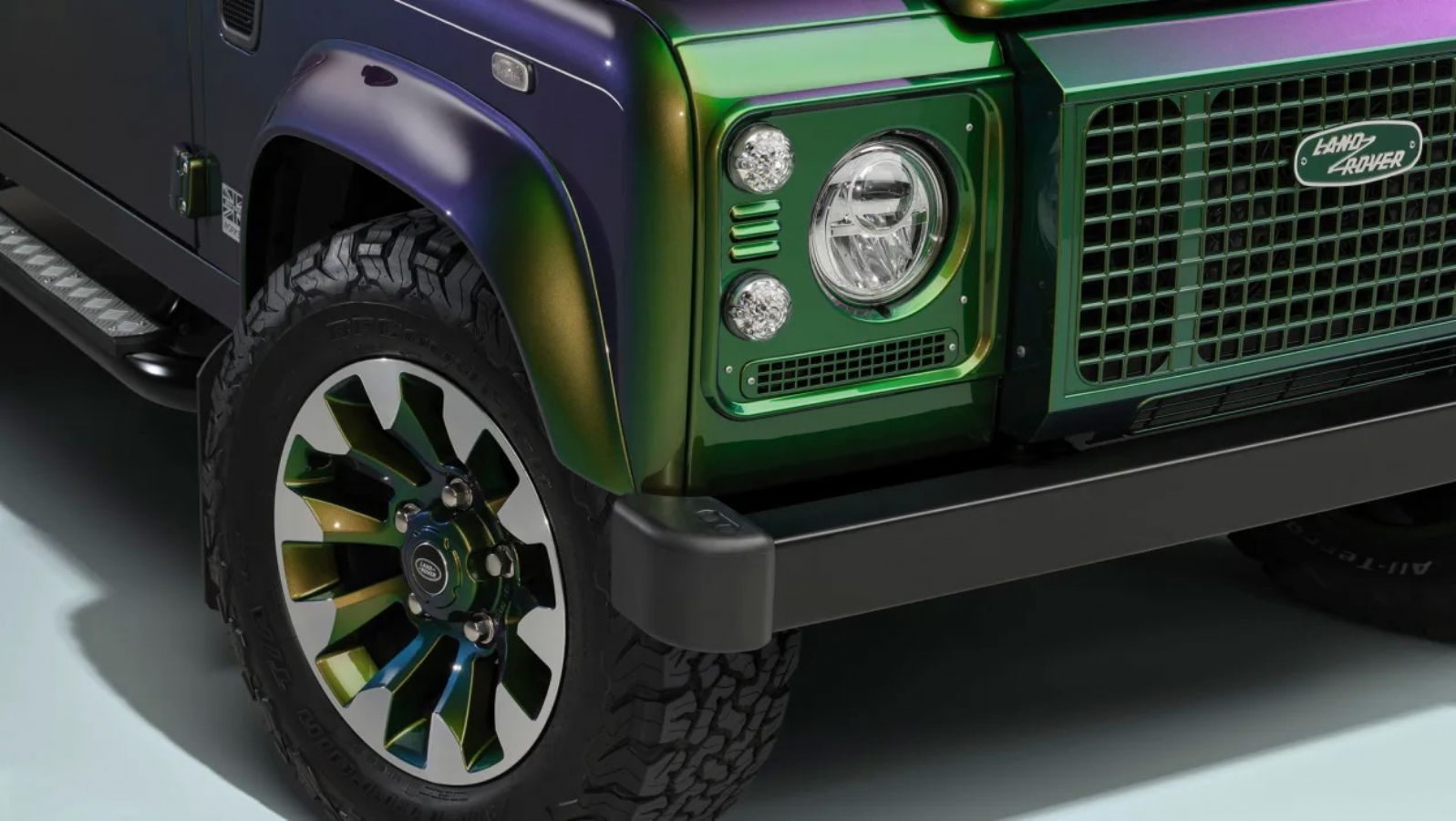 Η Land Rover ετοίμασε 4 κλασικά Defender που αλλάζουν χρώμα!